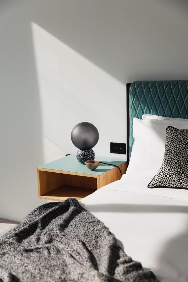 Ebb-Dunedin Esterno foto A bedside table