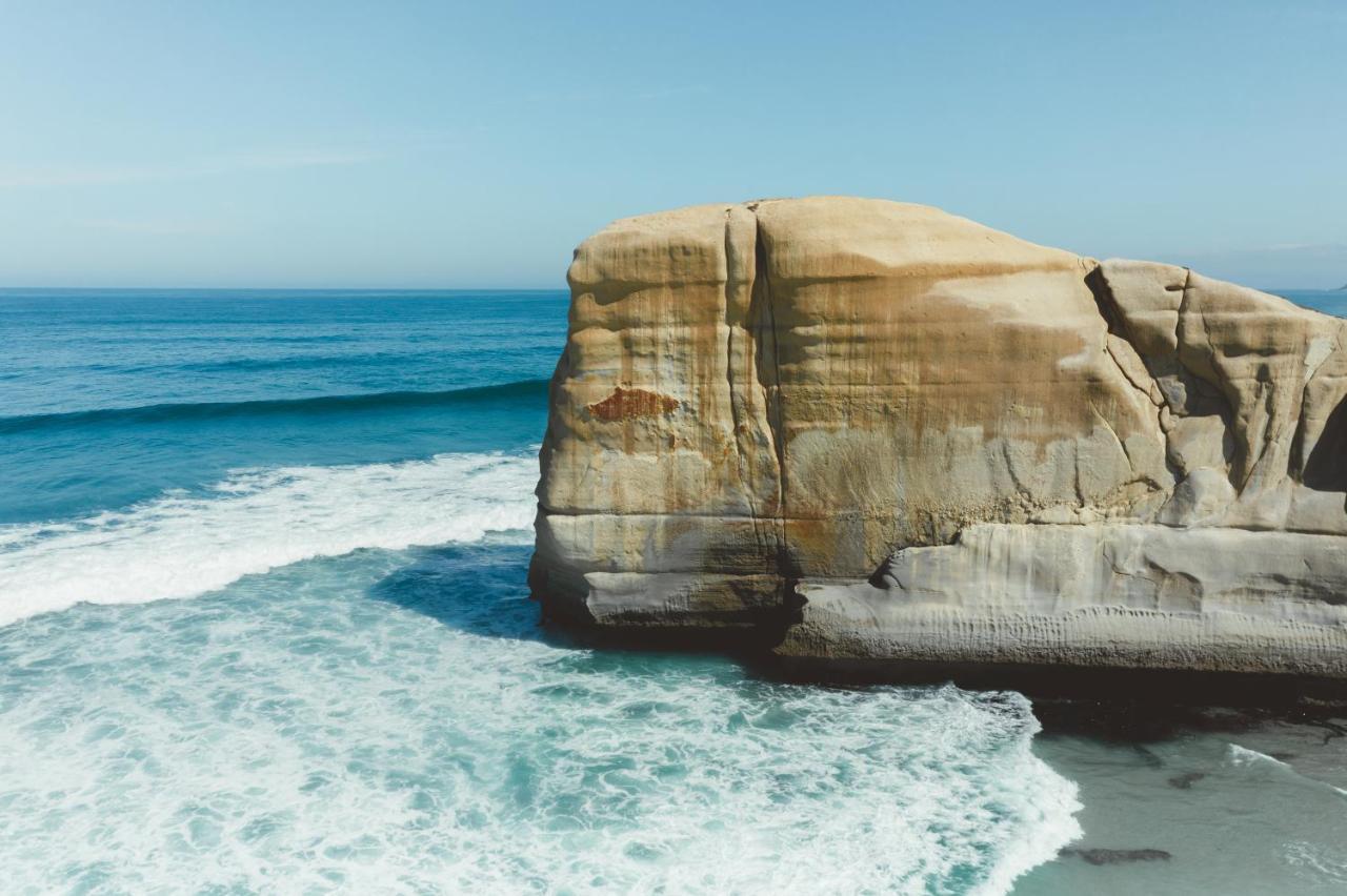 Ebb-Dunedin Esterno foto The rock formation at the beach