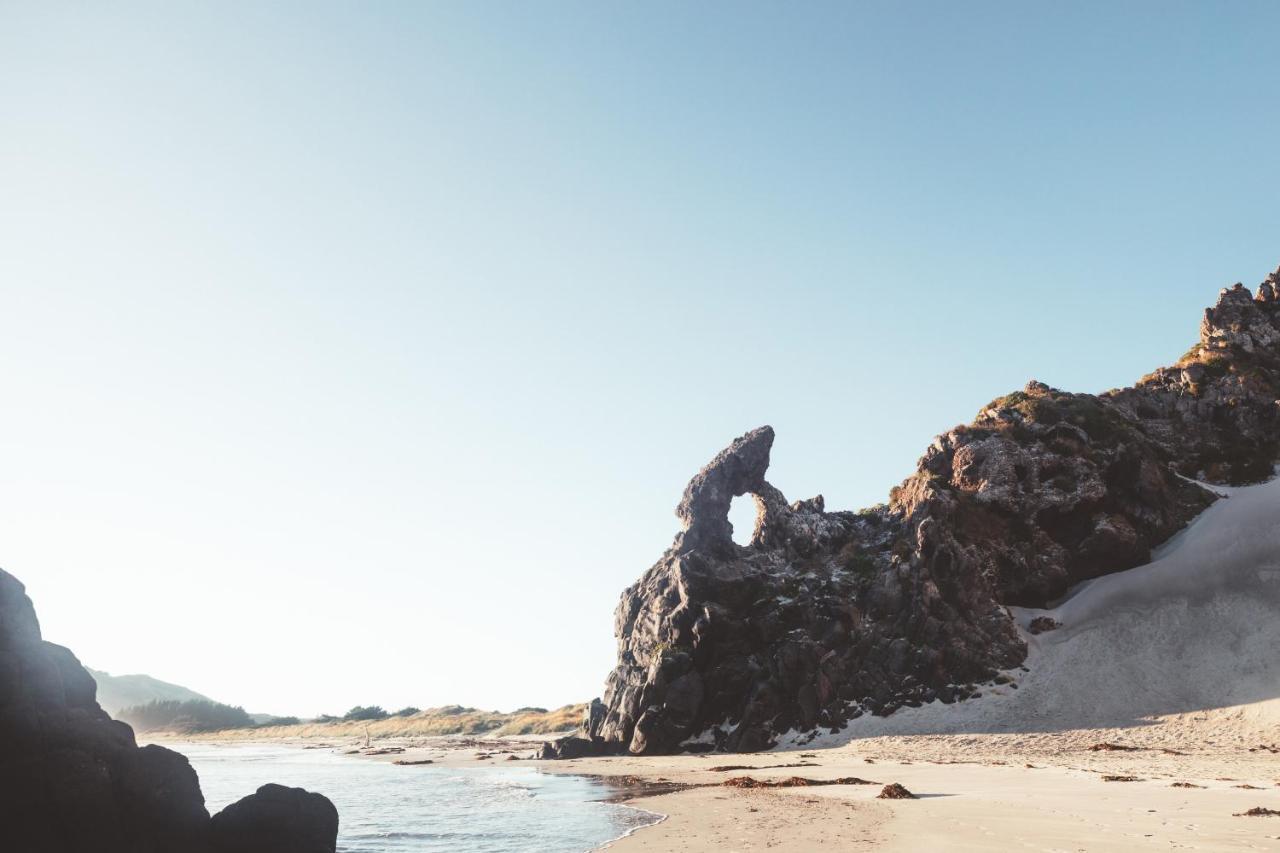Ebb-Dunedin Esterno foto The rock formation known as "The Camel"