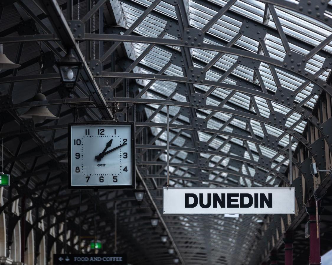 Ebb-Dunedin Esterno foto The clock at Dunedin railway station
