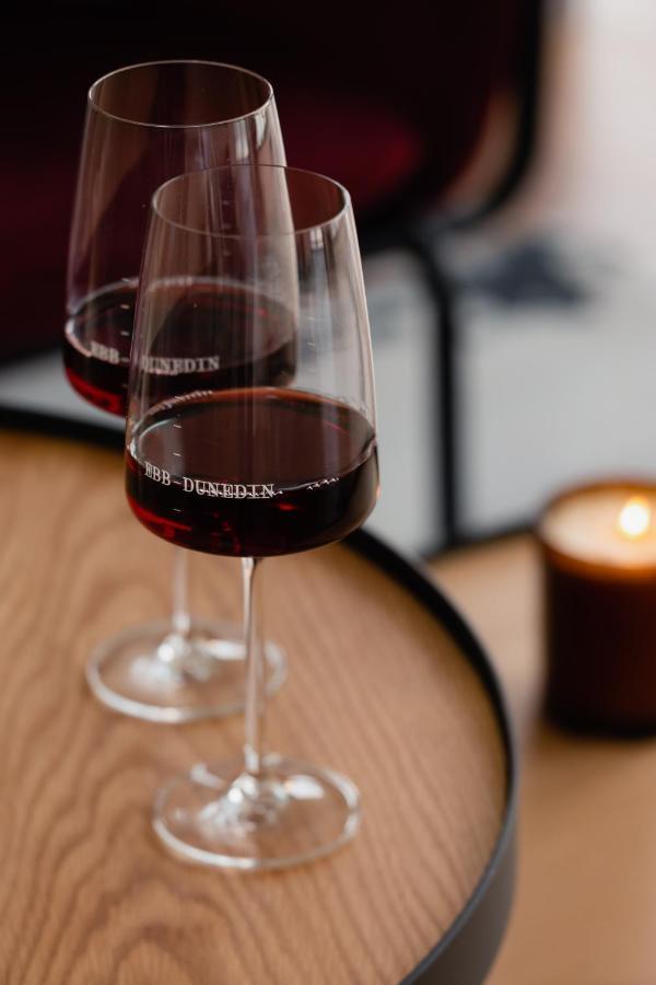 Ebb-Dunedin Esterno foto A glass of red wine
