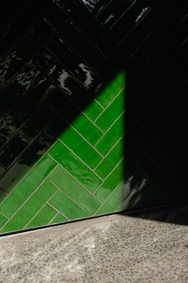 Ebb-Dunedin Esterno foto Subway tiles in a herringbone pattern