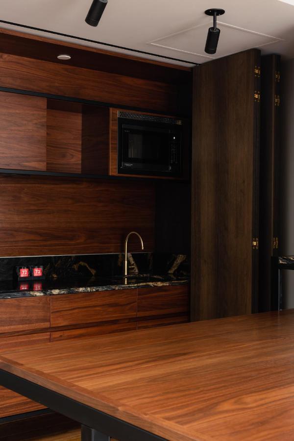 Ebb-Dunedin Esterno foto A kitchen in a private home