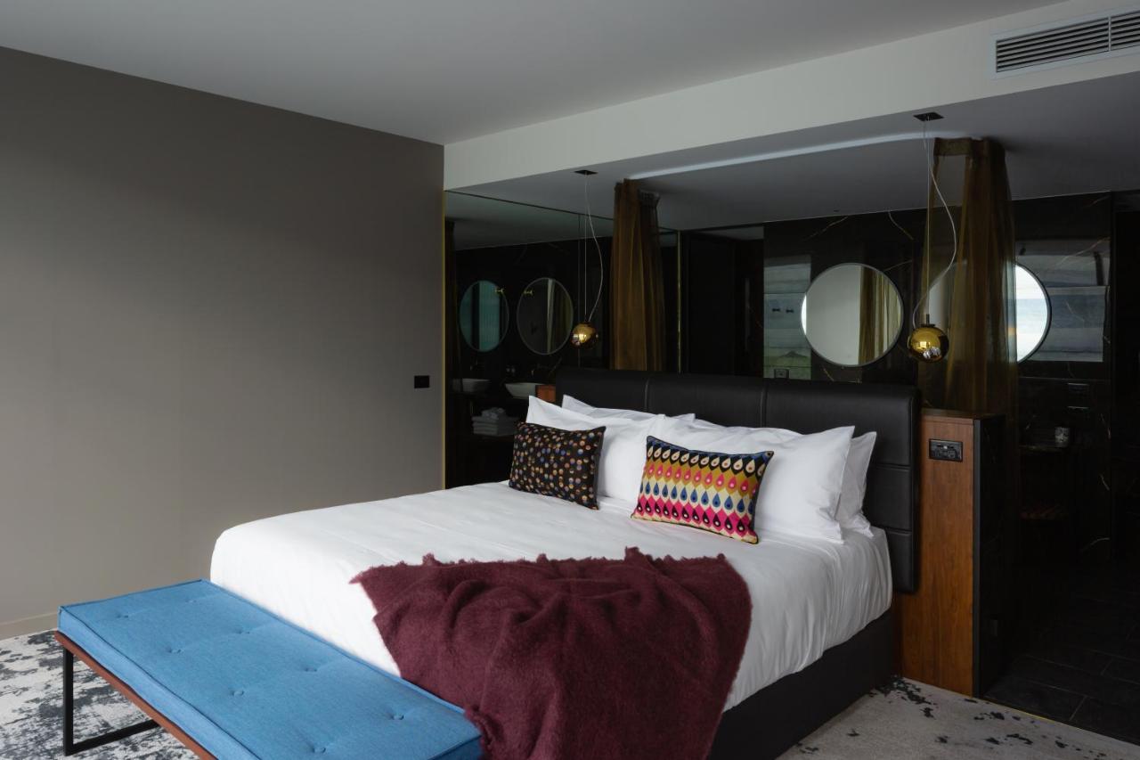 Ebb-Dunedin Esterno foto A bedroom at the hotel