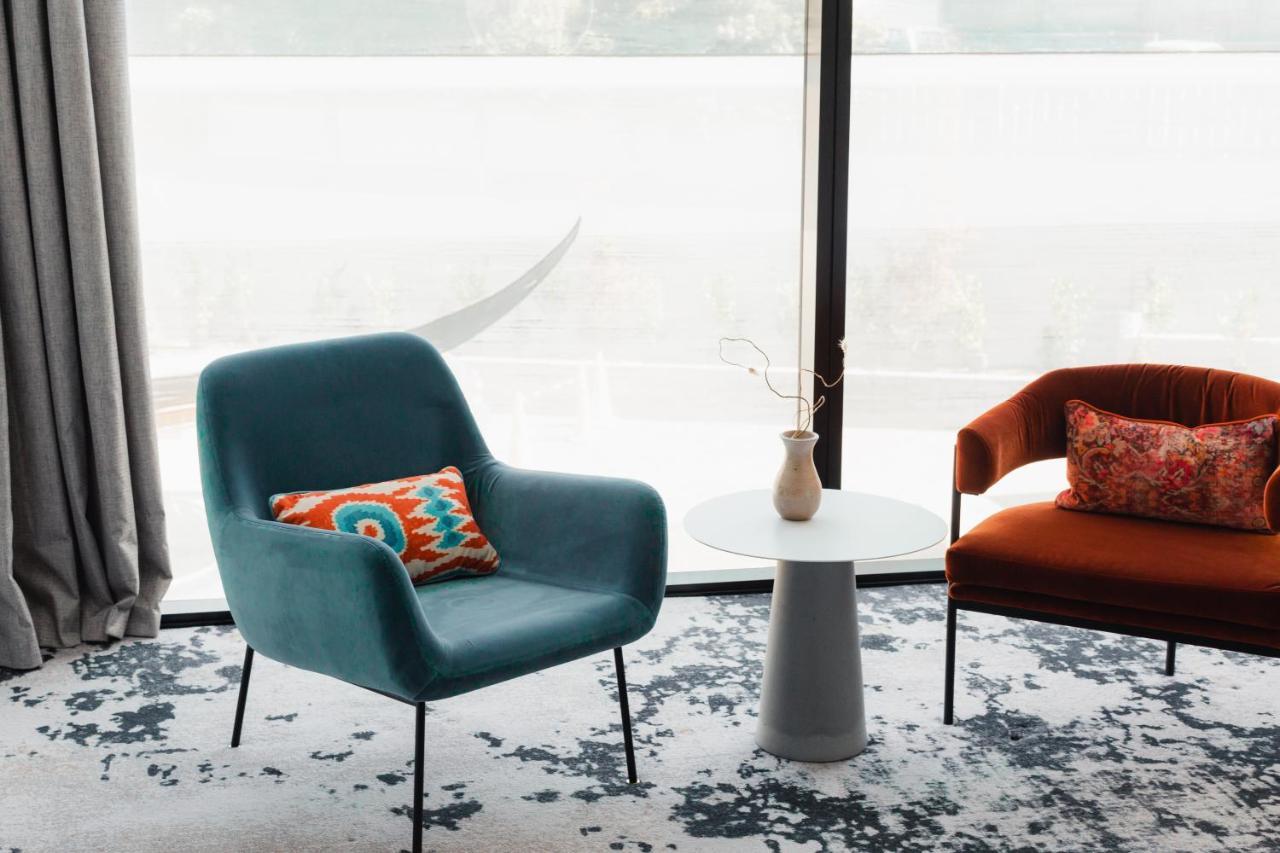 Ebb-Dunedin Esterno foto The 1950s armchair, designed by Hans Wegner, is a classic example of Danish design.