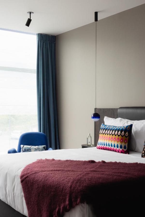 Ebb-Dunedin Esterno foto A bedroom at the hotel
