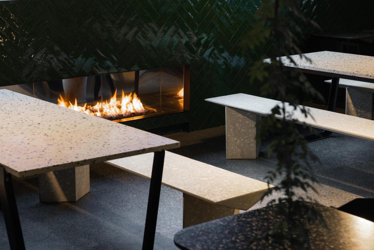 Ebb-Dunedin Esterno foto The outdoor fireplace at the restaurant